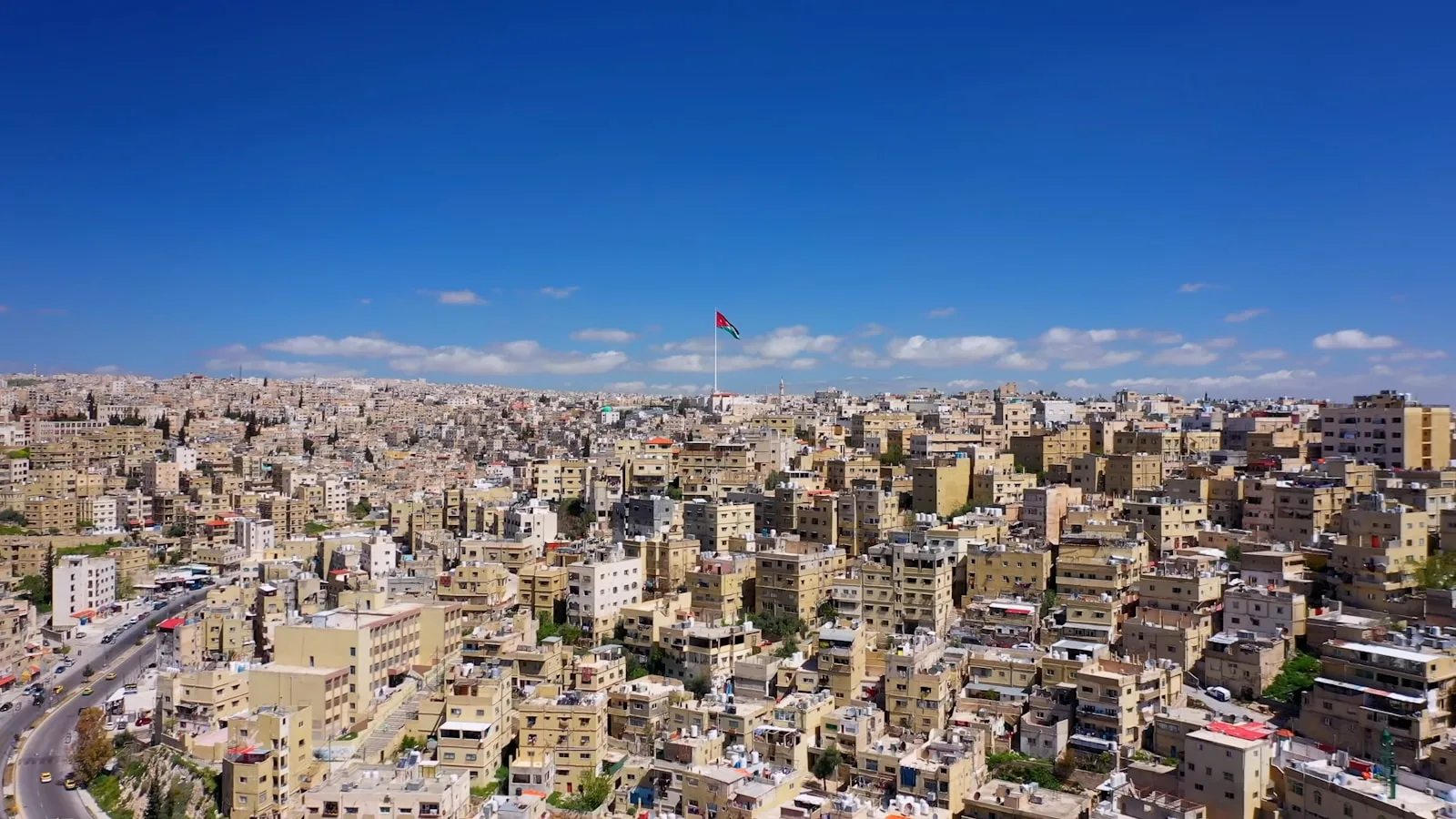 Dinars jordaniens billets et pièces sur fond de médina d'Amman