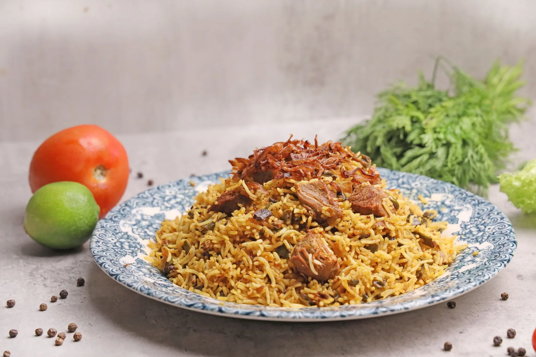 Grand plat de mansaf jordanien servi sur un plateau avec agneau, riz et sauce jameed
