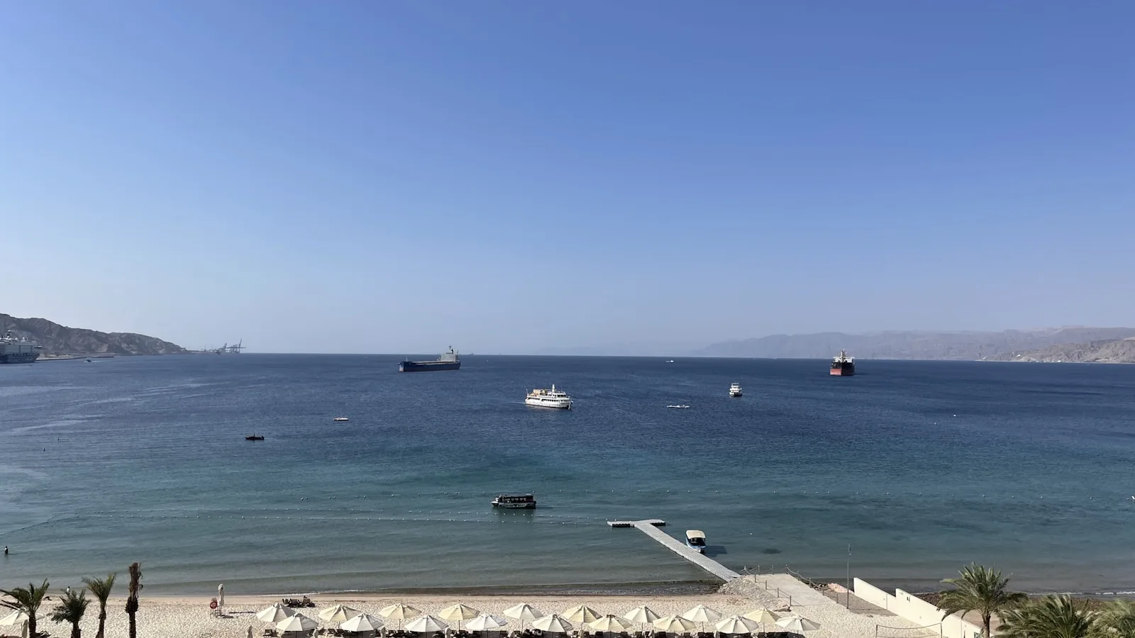 Vue sur le front de mer d'Aqaba et la mer Rouge au coucher du soleil