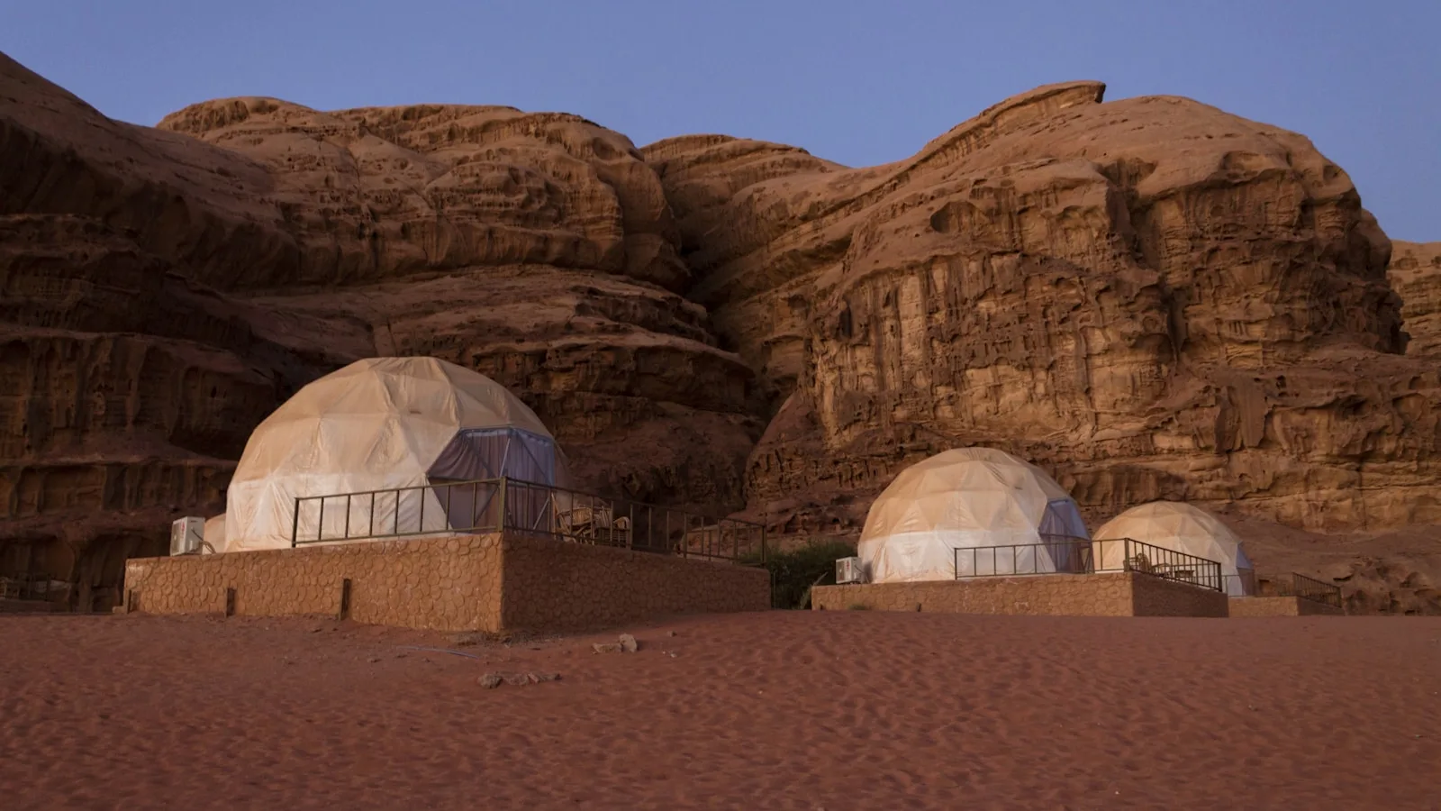 Tente transparente bubble tent dans le désert de Wadi Rum sous un ciel étoilé en Jordanie