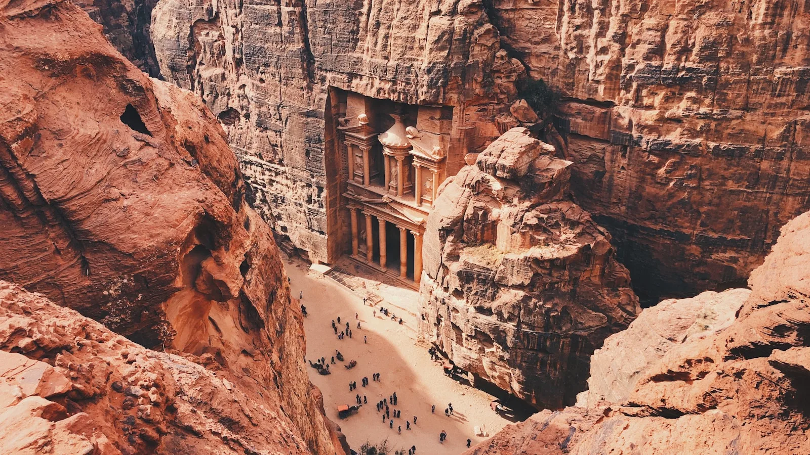 Le Trésor de Petra vu depuis le Siq, canyon de grès rose en Jordanie
