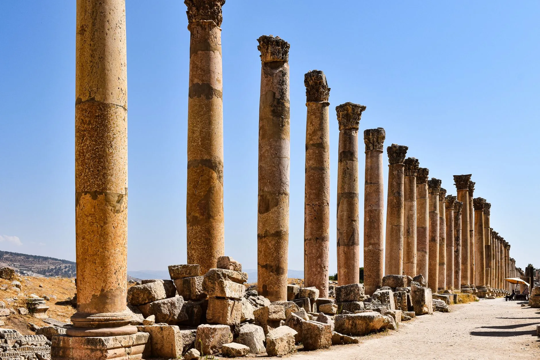 Les colonnes romaines du Cardo Maximus de Jerash sous un ciel bleu, nord de la Jordanie