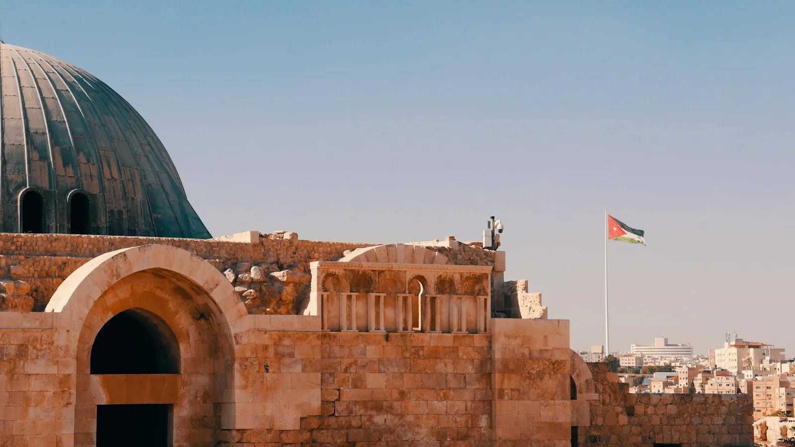Vue panoramique sur Amman depuis la Citadelle, avec le Théâtre Romain et les collines de la capitale jordanienne