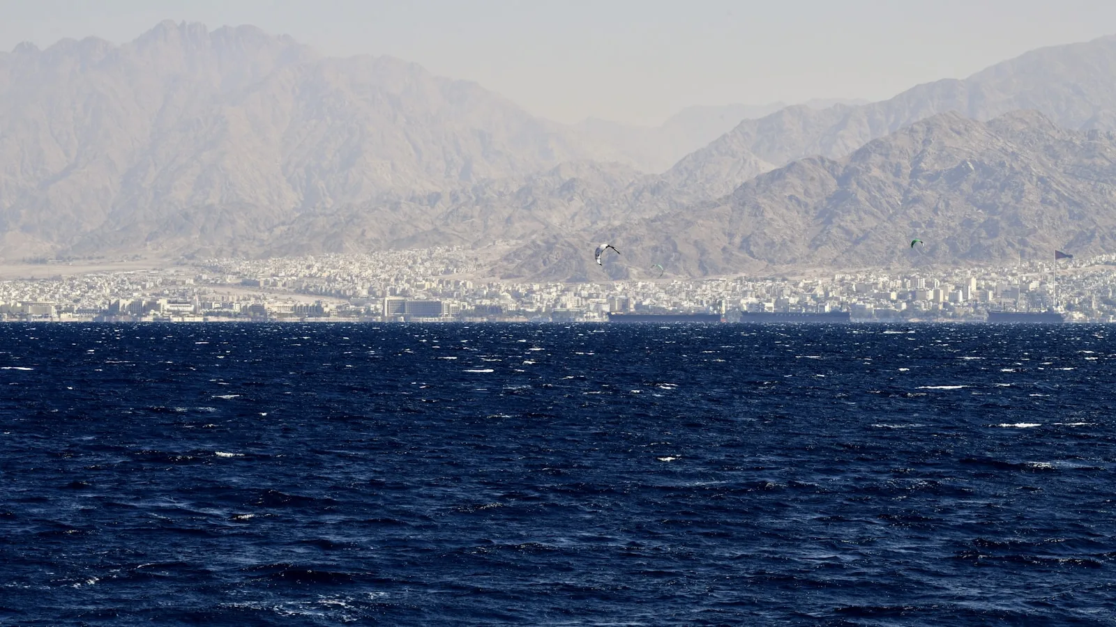 Le port d'Aqaba et la mer Rouge avec ses eaux turquoise, seule façade maritime de la Jordanie