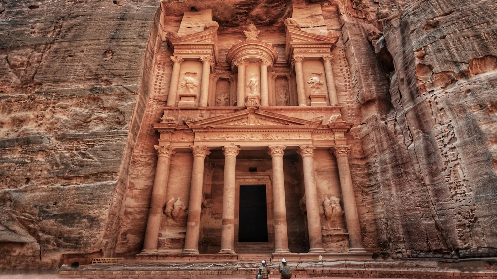 Le Trésor de Petra (Al-Khazneh) illuminé par la lumière matinale au bout du Siq, Jordanie