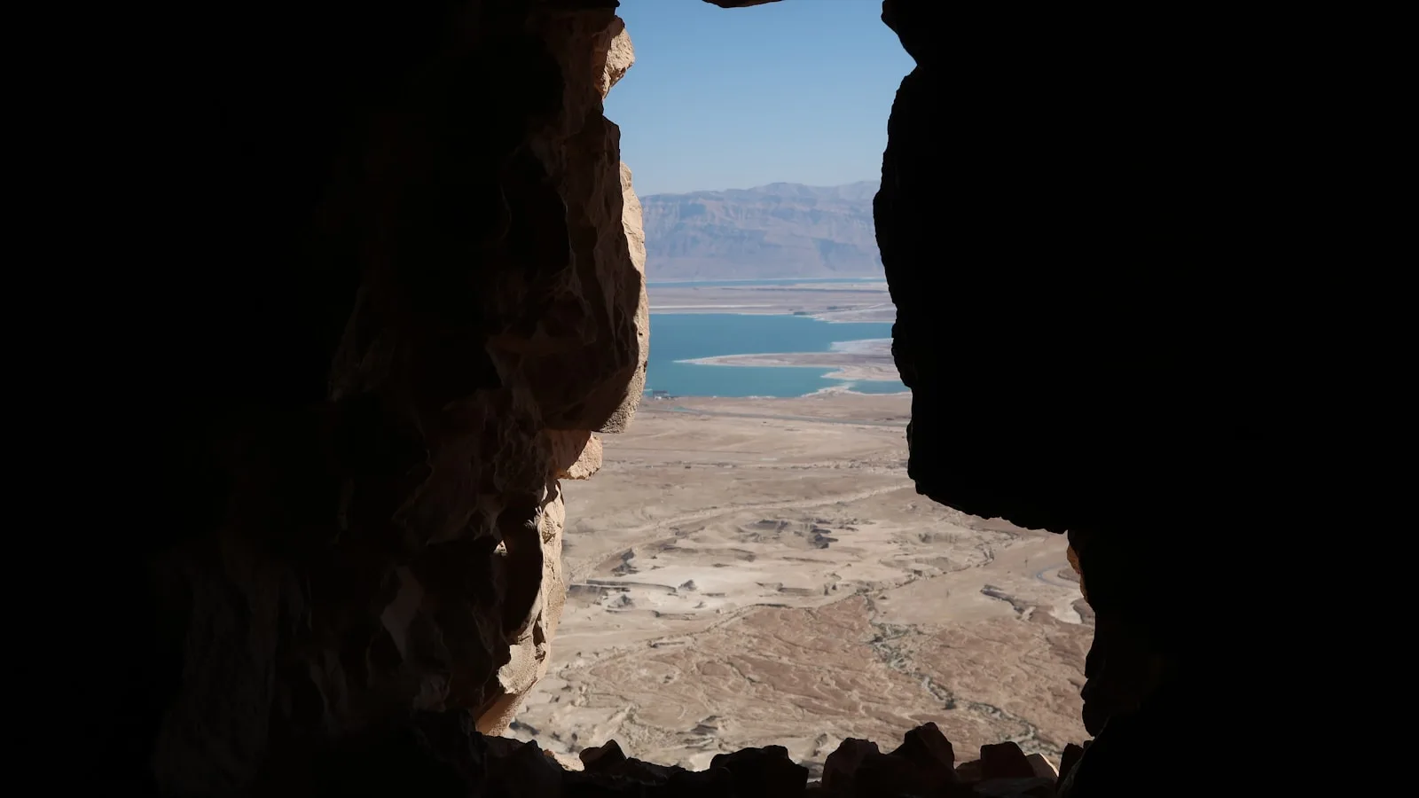 Vue depuis les gorges de Wadi Mujib, canyon spectaculaire descendant vers la mer Morte en Jordanie
