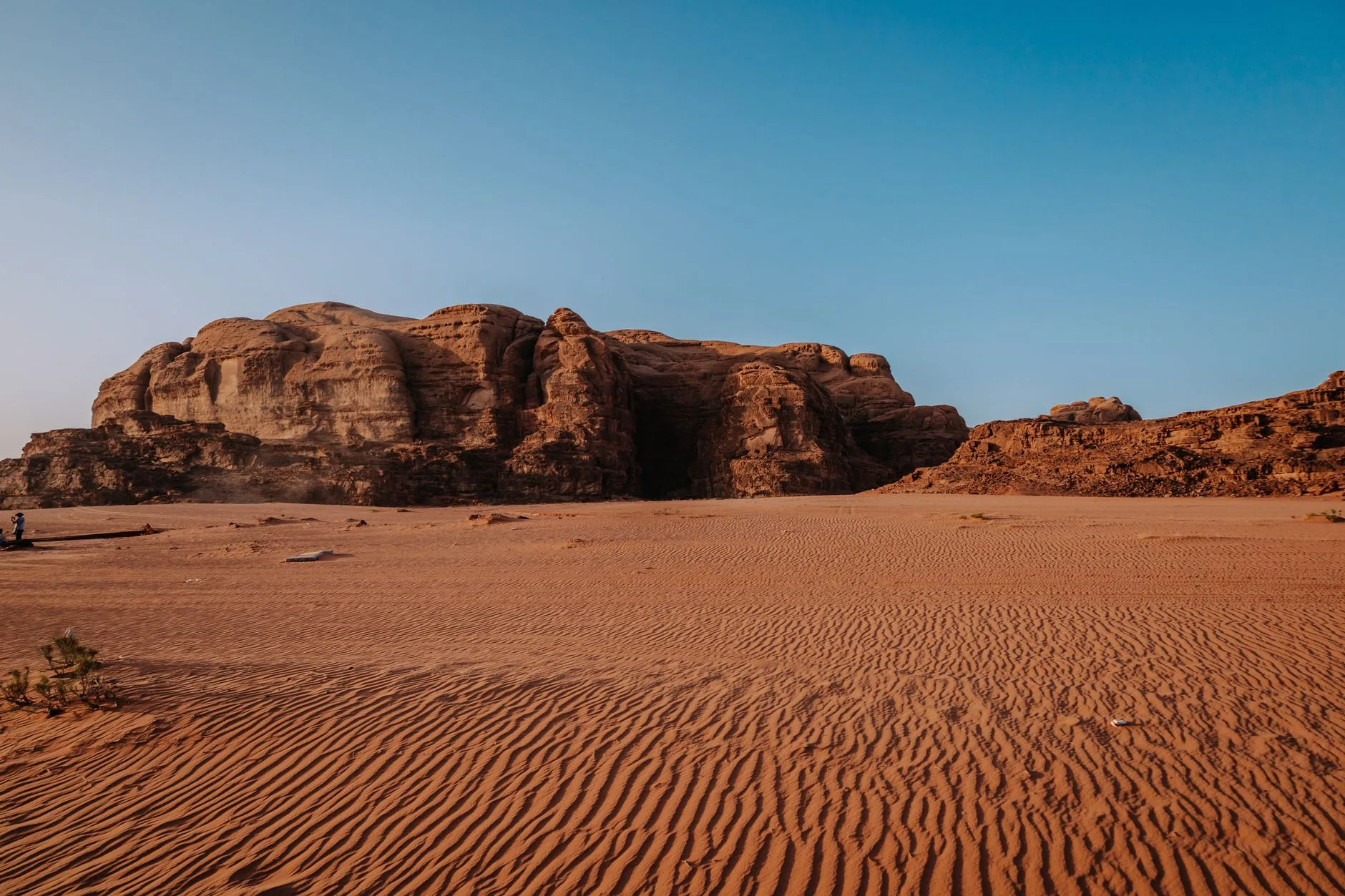 Formations rocheuses rouges de Wadi Rum au coucher du soleil, désert jordanien
